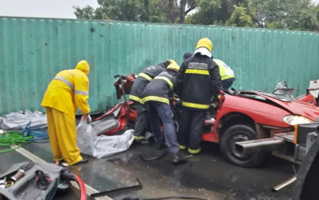 Carreta cai em cima de carro e mata três pessoas na Serra da Santa