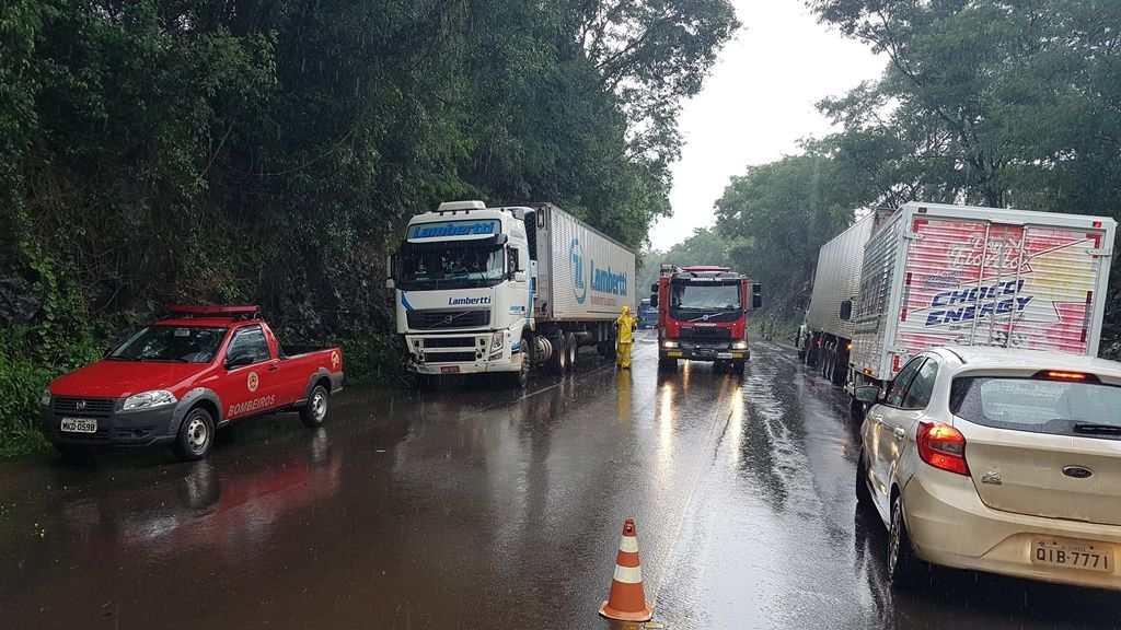 Acidente entre carro e carreta deixa dois feridos na BR-282 em Erval Velho