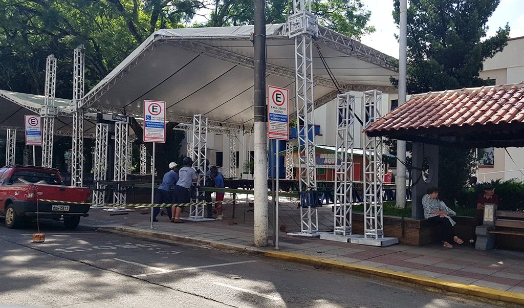 Estrutura para os Desfiles das Escolas de Samba começa a ser montada no centro