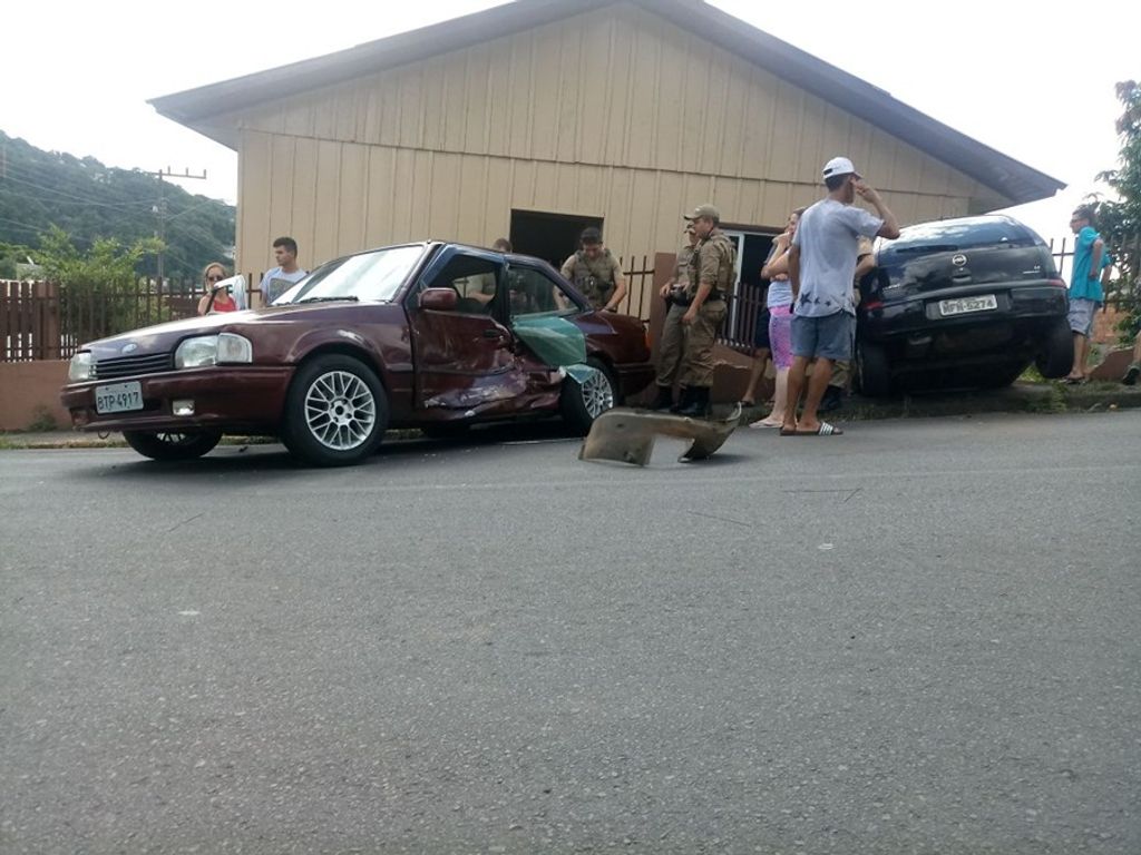 Casa é atingida após batida envolvendo três veículos em Herval d’ Oeste