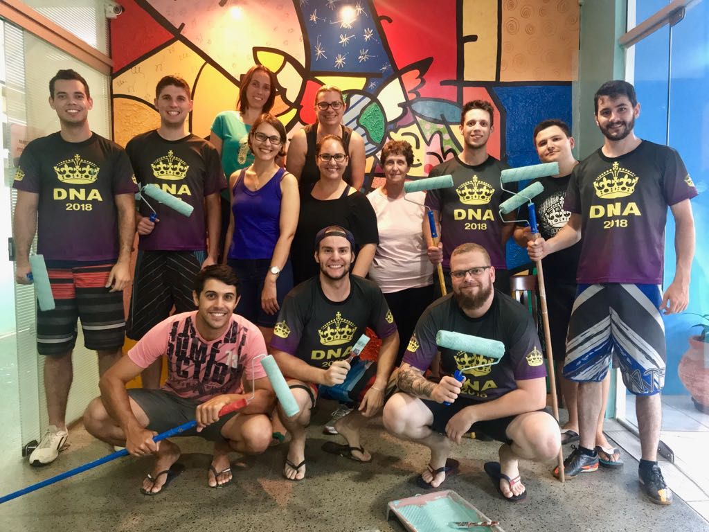 Integrantes de bloco carnavalesco doam mão de obra e pintam escola em Joaçaba