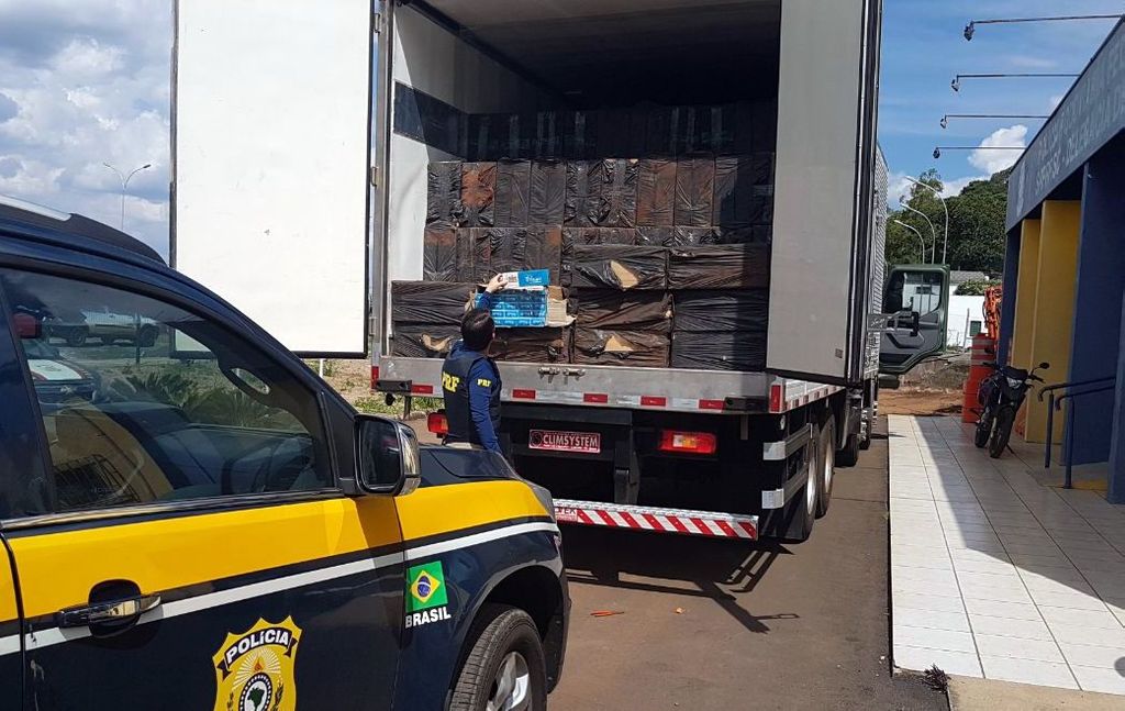 PRF flagra caminhão baú lotado de cigarros contrabandeados na BR 282 em Catanduvas
