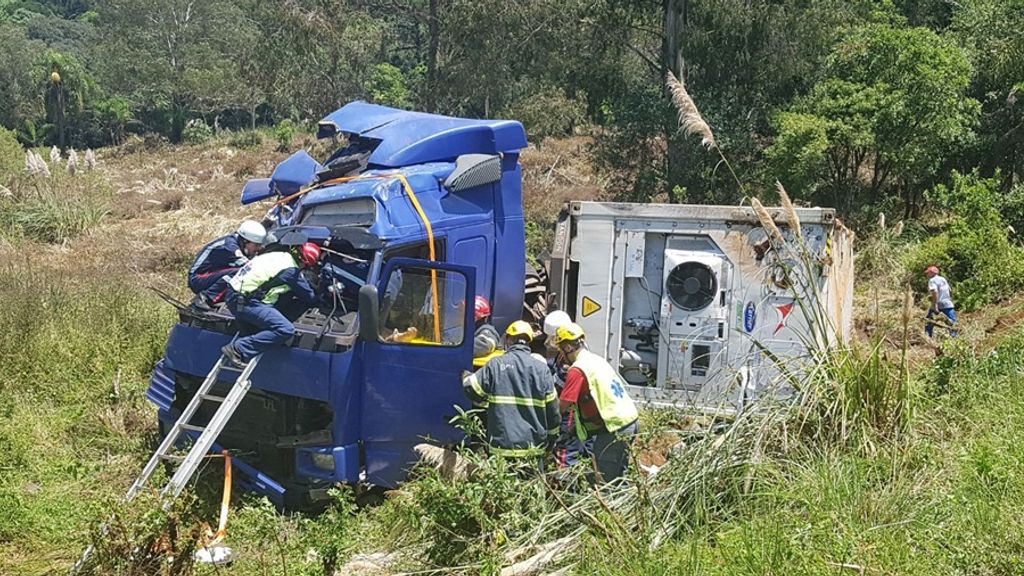 Motorista fica ferido após carreta sair da pista e tombar na BR 282, em Joaçaba