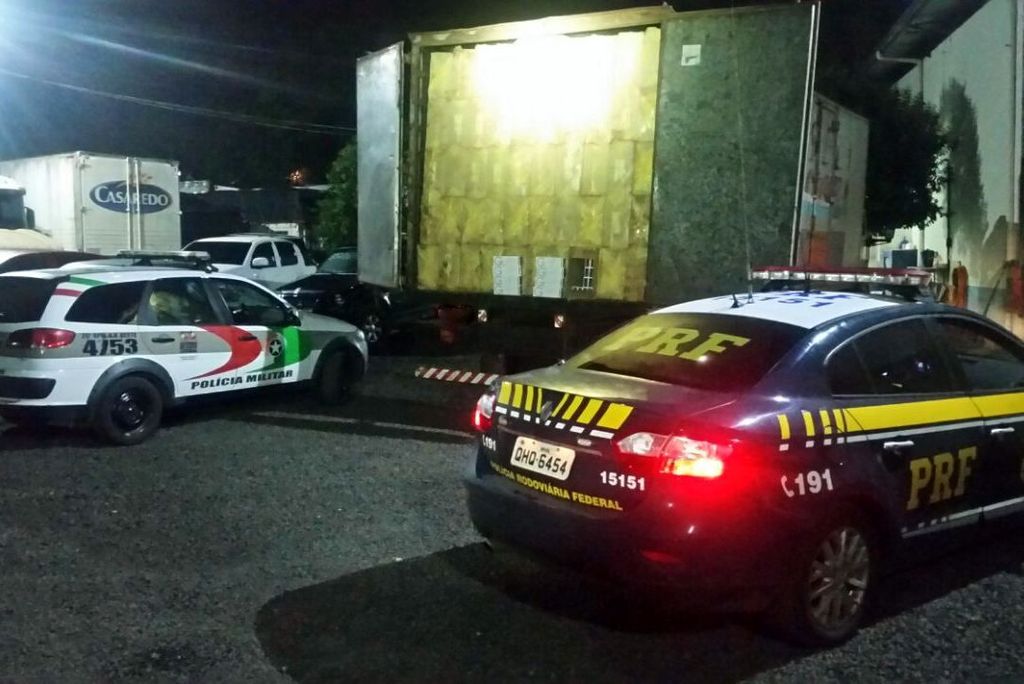 Ação conjunta PRF e PM apreende cigarros contrabandeados e recupera caminhão roubado na BR 282 em Catanduvas