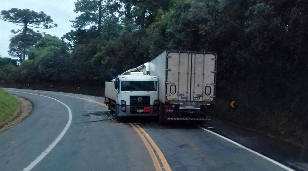 Caminhão e carreta batem na BR-282 em Joaçaba