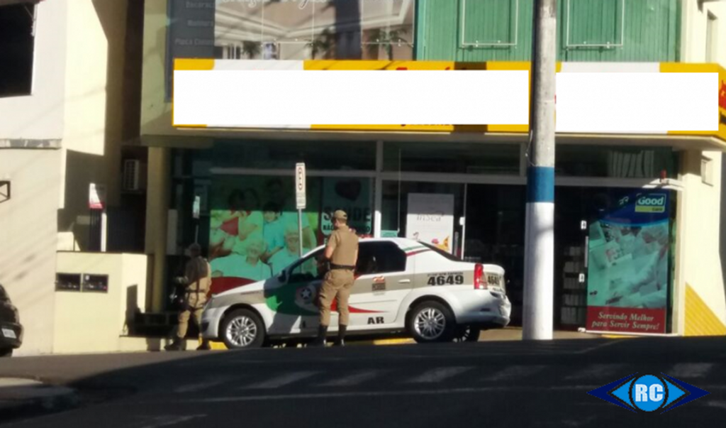 Condutora é multada em R$ 1.467,35 após ultrapassar viatura policial em local proibido, em Ouro