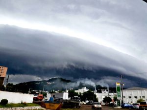 Defesa Civil emite alerta alto para temporais e chuva volumosa no fim de semana em Santa Catarina