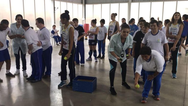 Equipes de rendimento da AJOV realizam visita de integração na APAE de Joaçaba