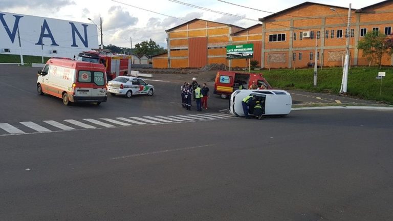 Veículo tomba no Acesso Adolfo Zigelli em Joaçaba