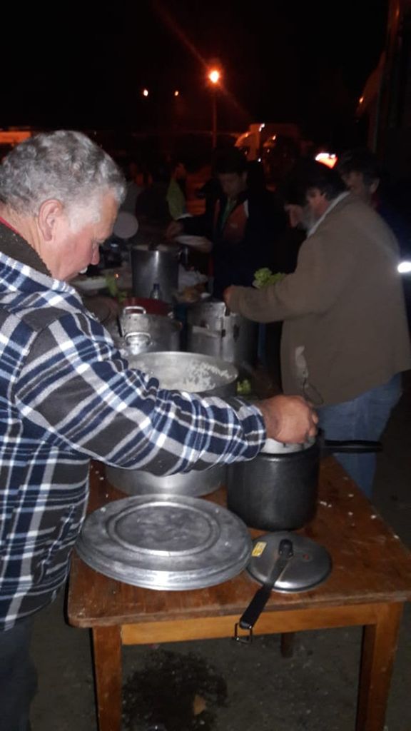 Moradores de Joaçaba realizam feijoada para os caminhoneiros mobilizados na BR 282