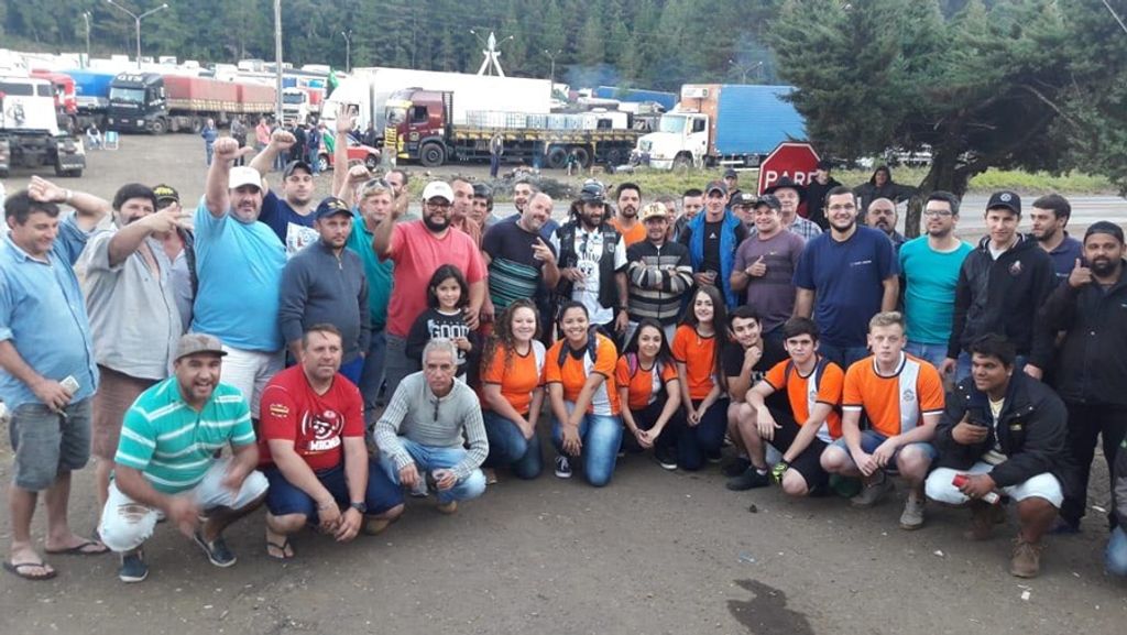 Estudantes da Escola Nelson Pedrini de Joaçaba levam doações e apoiam o manifesto dos caminhoneiros