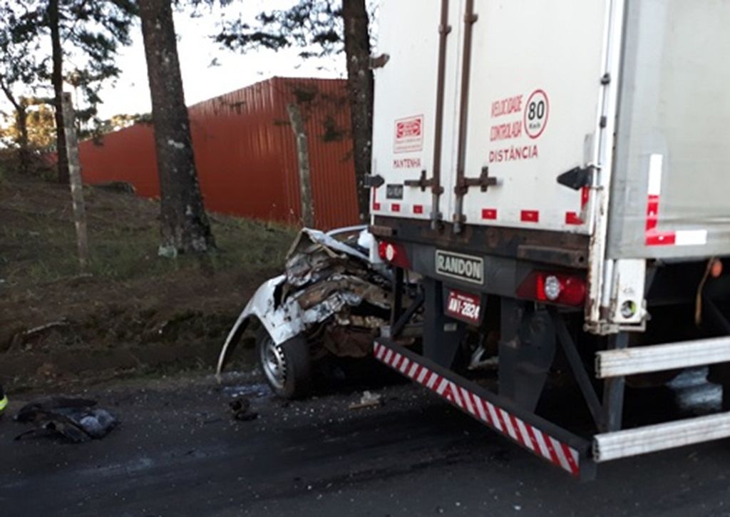 Colisão entre carro e carreta deixa mais uma pessoa morta em Caçador