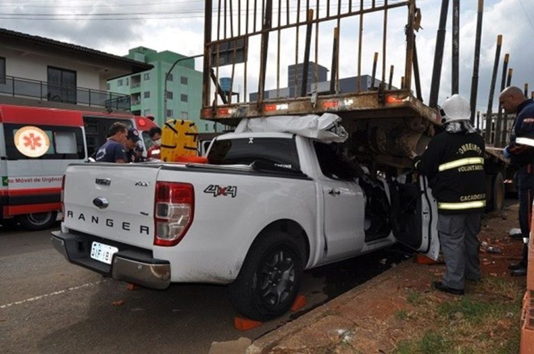 Motorista de 53 anos morre após colidir veículo em caminhão estacionado