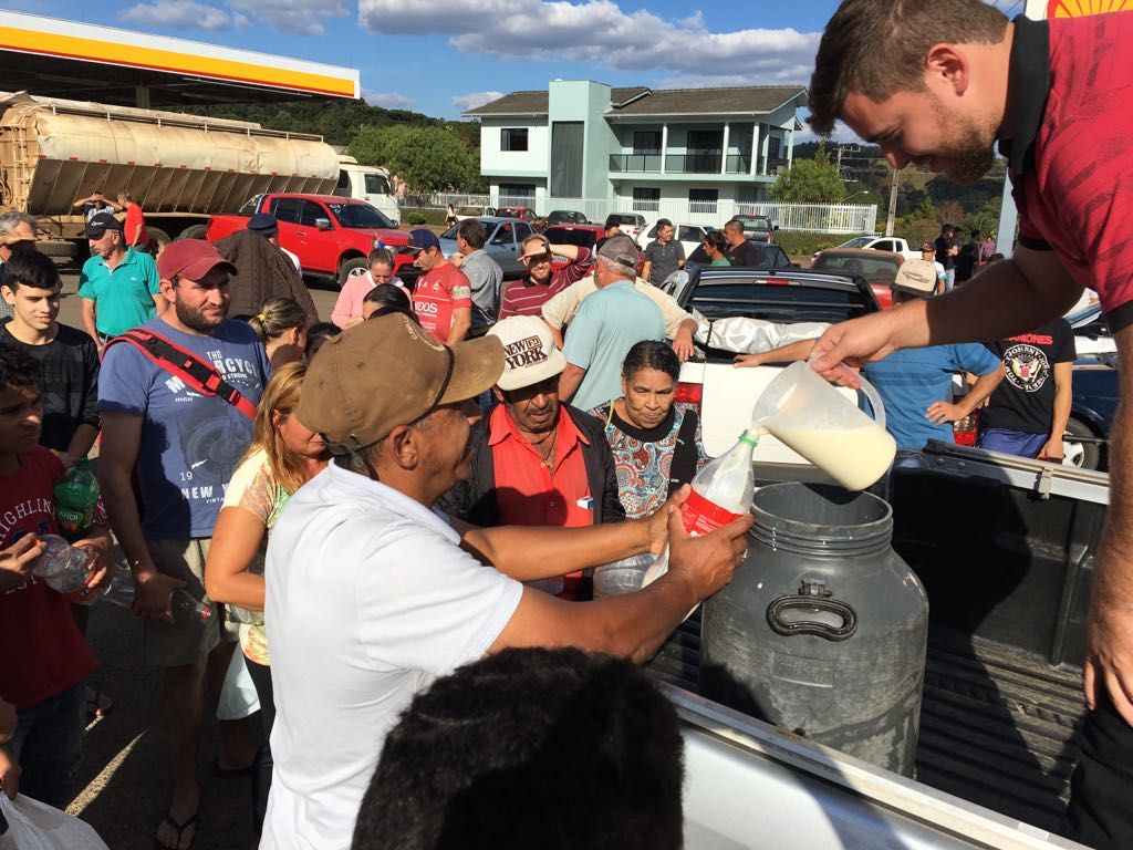 Produtores doam leite para a população em Vargem Bonita em gesto de apoio aos caminhoneiros