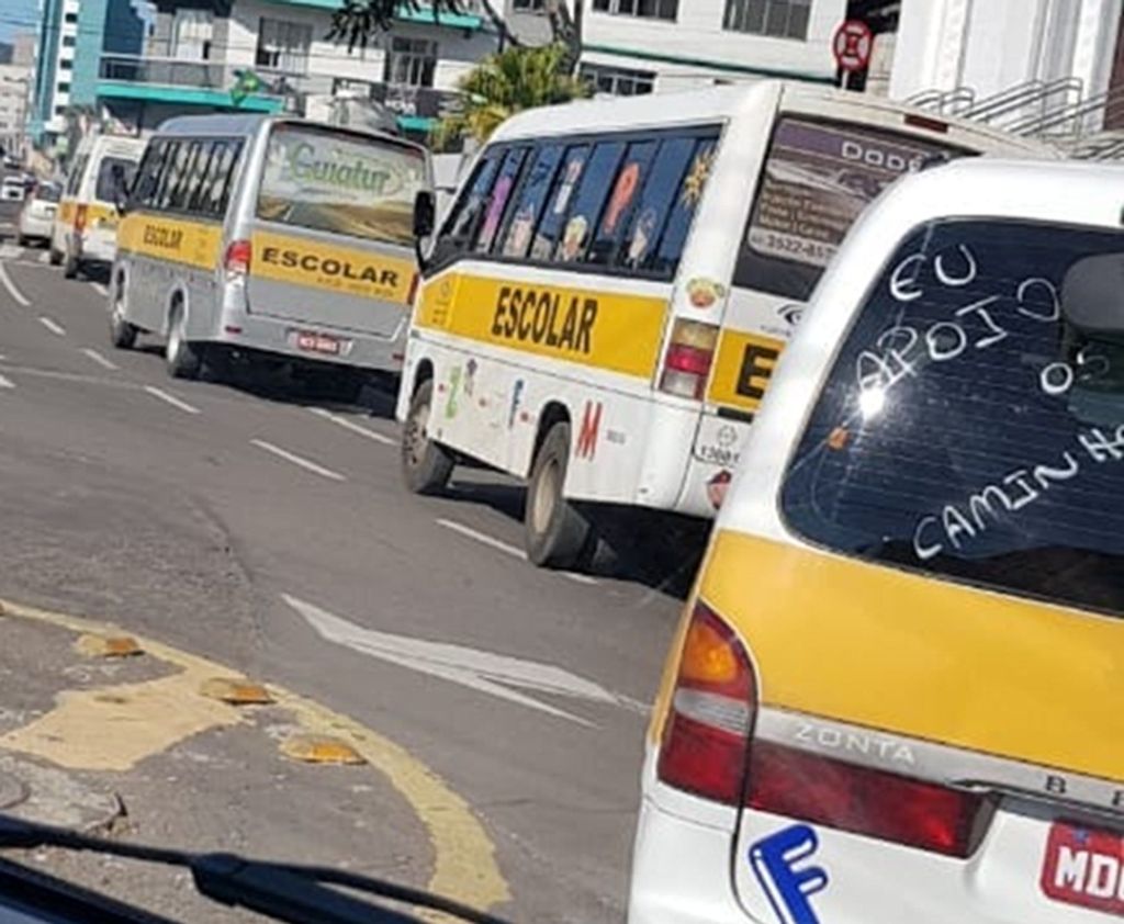 Vans particulares do transporte escolar realizam carreata e fazem doações para os caminhoneiros