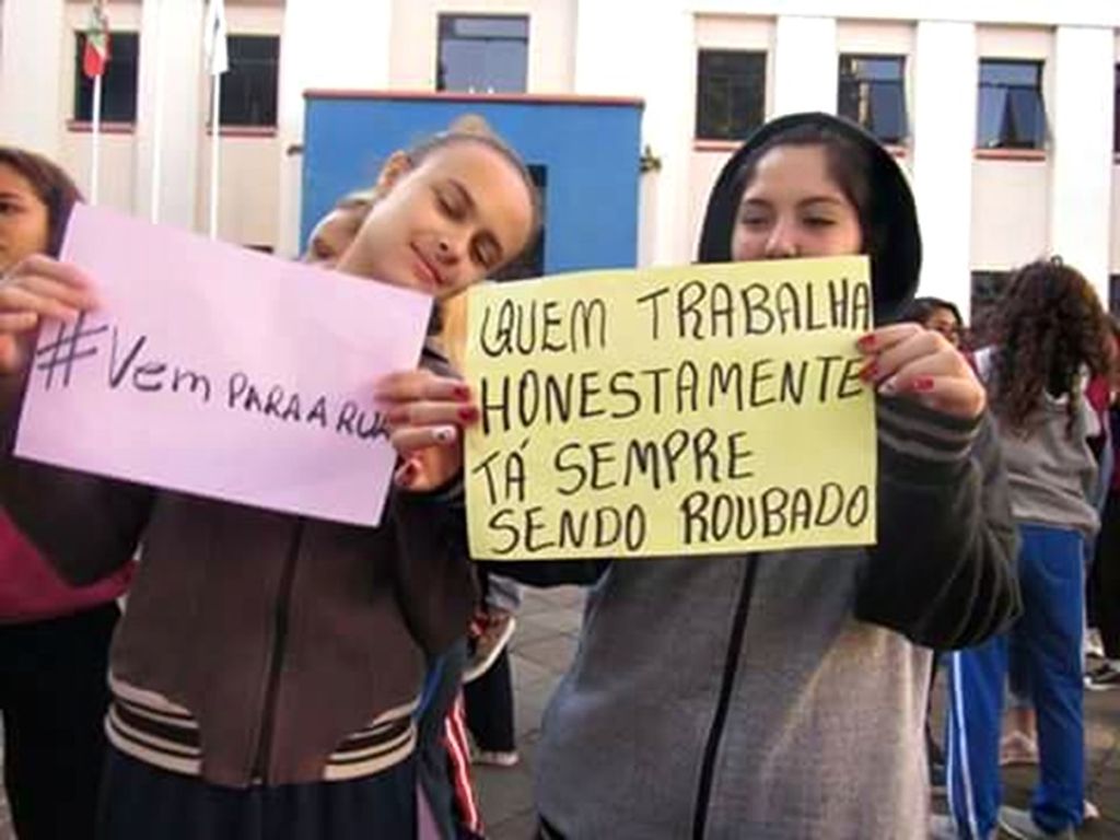 Alunos realizam ato em apoio aos caminhoneiros em Joaçaba