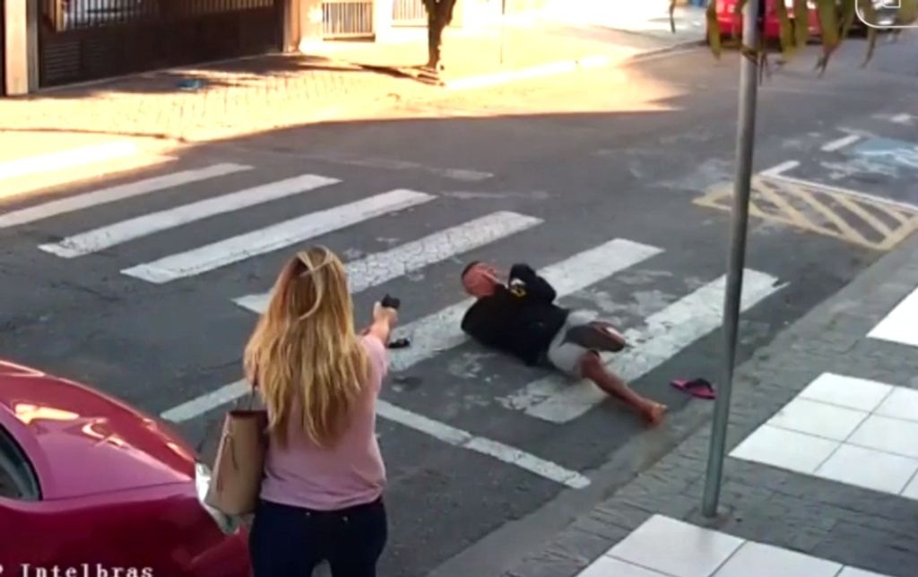 Vídeo – Policial de folga, mãe mata ladrão armado em frente a uma escola com crianças, em SP