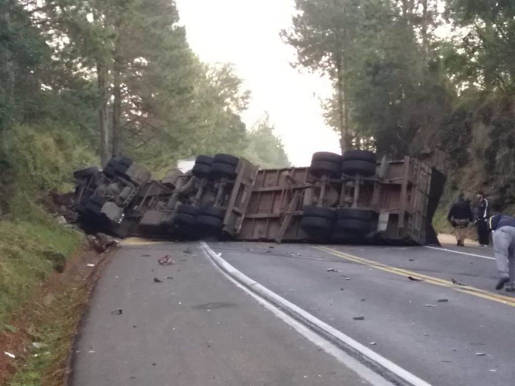 Acidente envolve carreta e carro na BR-282