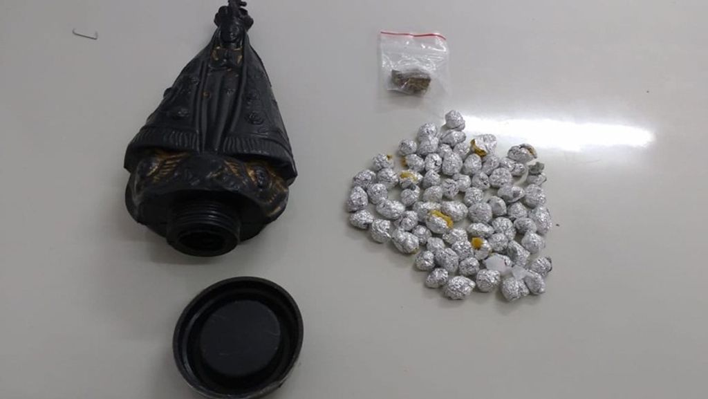 Casal é preso com porções de drogas dentro de imagem de santa em São Paulo