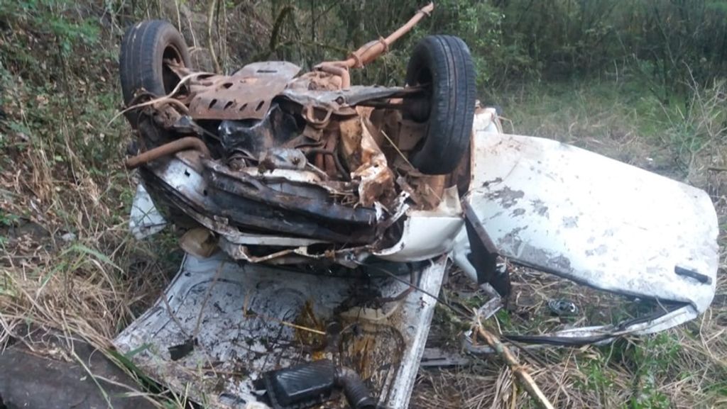 Capotamento provoca morte de mulher e deixa crianças feridas na BR-282