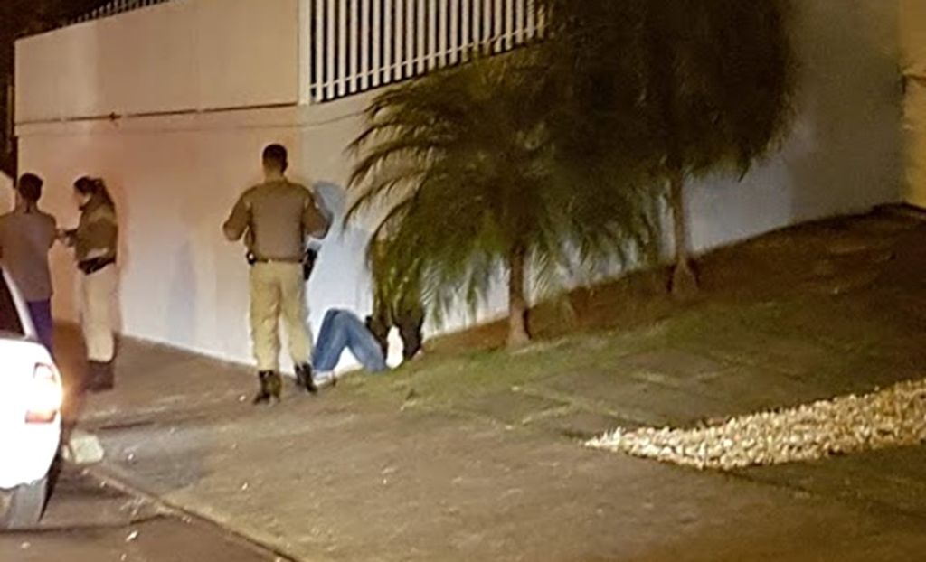 Motorista é preso após se envolver em discussão no trânsito e ser flagrado embriagado