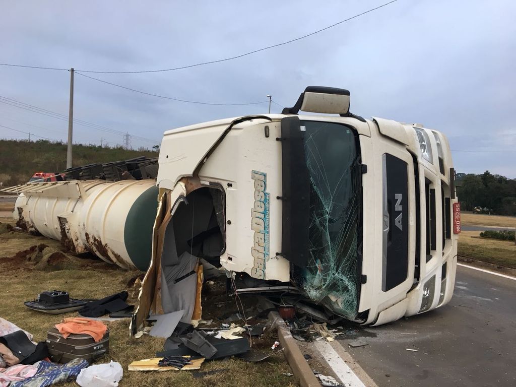 Carreta tomba no trevo de acesso à Jaborá na BR 282 em Catanduvas