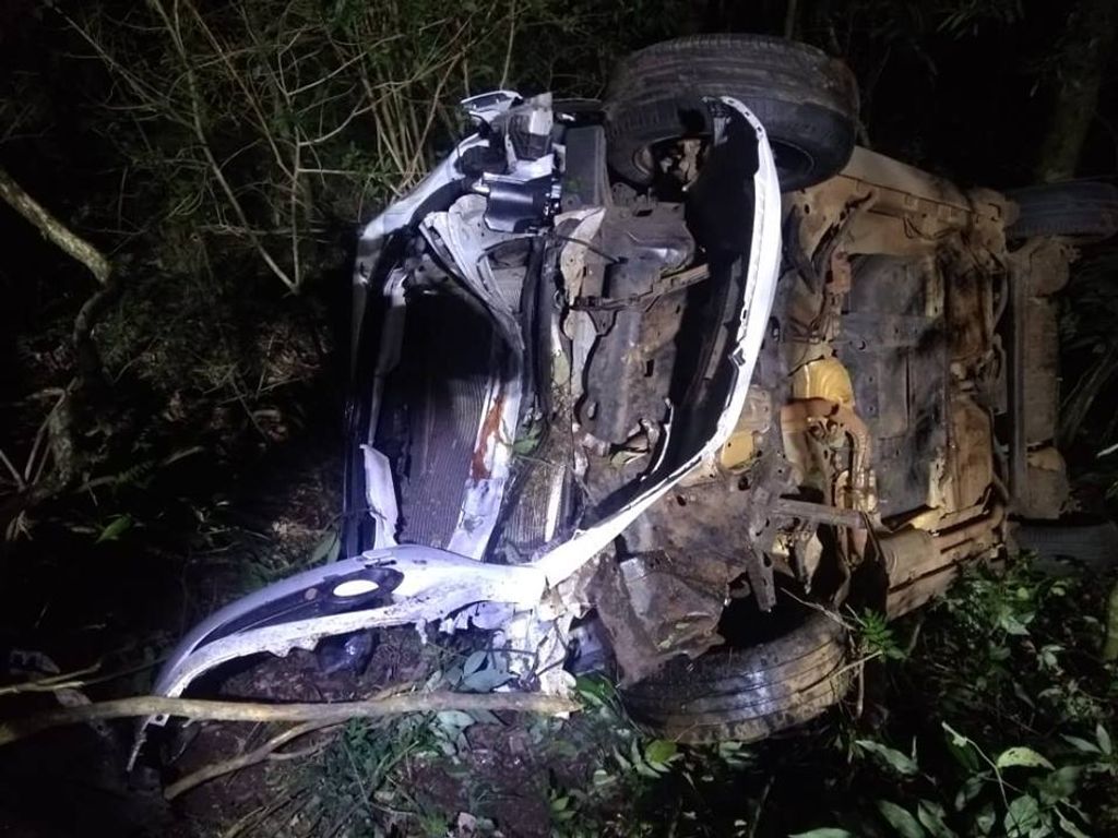 Carro sai da pista e cai em ribanceira de 10 metros em Herval