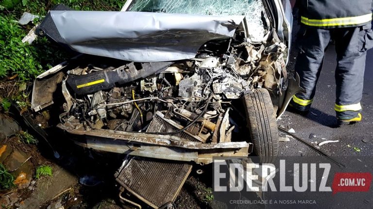 Motorista é resgatada das ferragens após grave acidente na BR-282 em Joaçaba