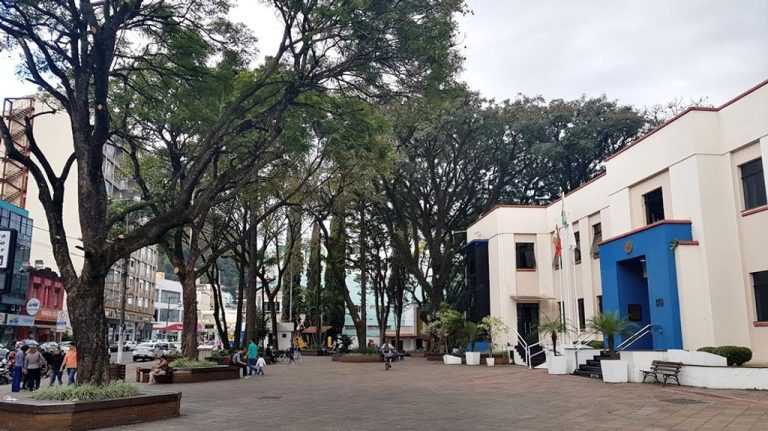 Praça da prefeitura de Joaçaba e parquinho serão revitalizados