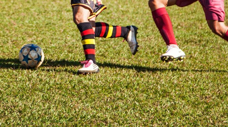 Treinador sofre condenação por injúria racial contra árbitro em partida de futebol no Oeste