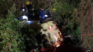 Mulher fica presa embaixo de carro que tombou em barranco na Beira Rio