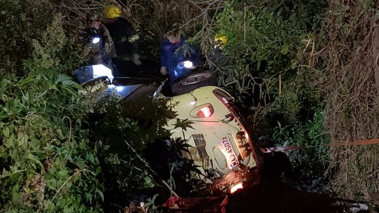 Mulher fica presa embaixo de carro que tombou em barranco na Beira Rio