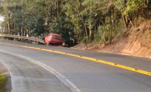 Veículo de Joaçaba sai da pista na SC-150 em Lacerdópolis