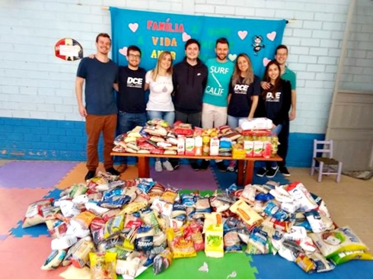 DCE Unoesc arrecada 1.040 kgs de alimentos e doa para entidades de Joaçaba
