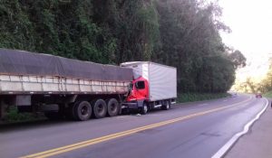 Caminhão bate na traseira de carreta na BR-282 em Joaçaba