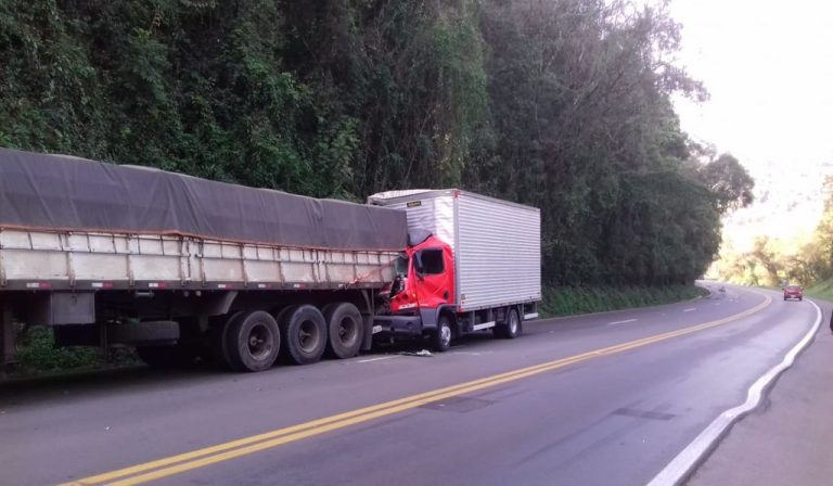 Caminhão bate na traseira de carreta na BR-282 em Joaçaba