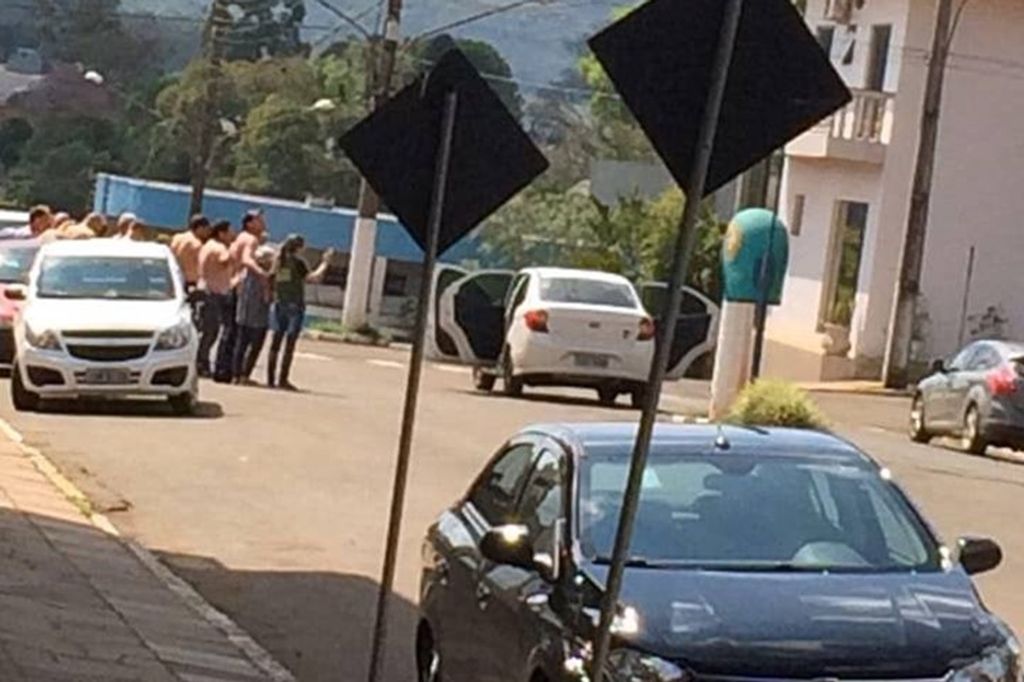 Ataques simultâneos a bancos têm reféns e tiros no Nordeste do RS