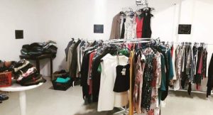 Voluntários Amigos dos Animais realiza bazar e venda de salgados e doces até a próxima sexta-feira, 14