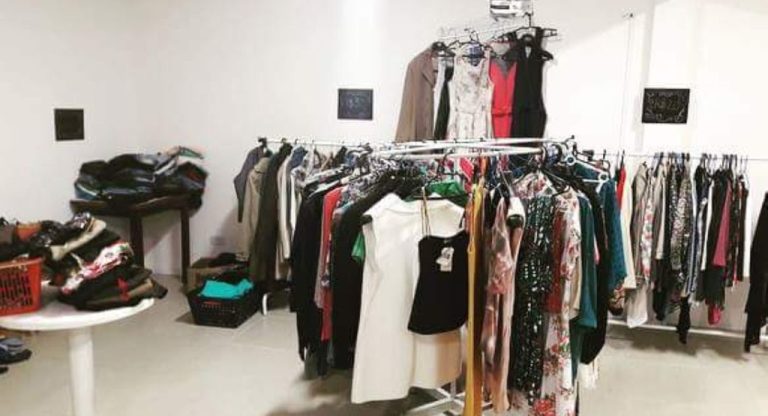 Voluntários Amigos dos Animais realiza bazar e venda de salgados e doces até a próxima sexta-feira, 14