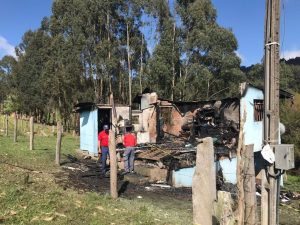 Pai e dois filhos, de 7 e 5 anos, morrem em incêndio que atingiu a casa onde moravam na Serra