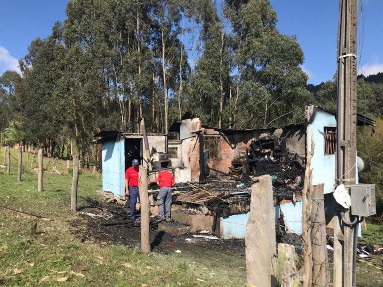 Pai e dois filhos, de 7 e 5 anos, morrem em incêndio que atingiu a casa onde moravam na Serra