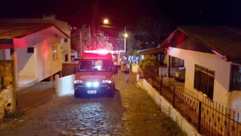 Mãe e filha são resgatadas após carro cair em meio a mata em Herval