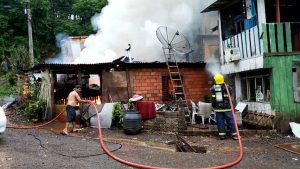 Incêndio atinge casa na Vila Cachoeirinha em Joaçaba