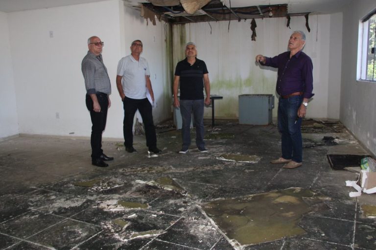 Construção adquirida pela Prefeitura de Joaçaba está abandonada