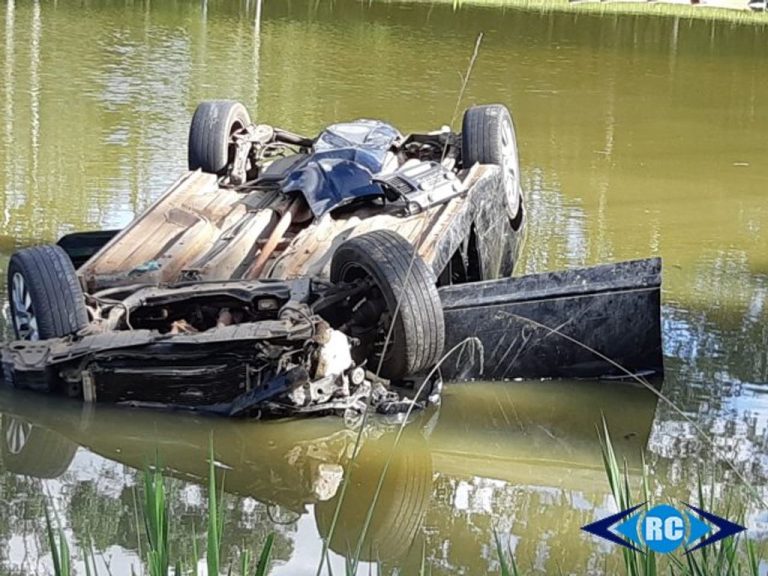 Veículo sai da pista, capota e cai em açude na SC 150 em Capinzal