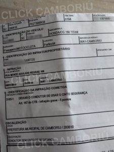 Motociclista é multado por dirigir sem cinto de segurança em SC