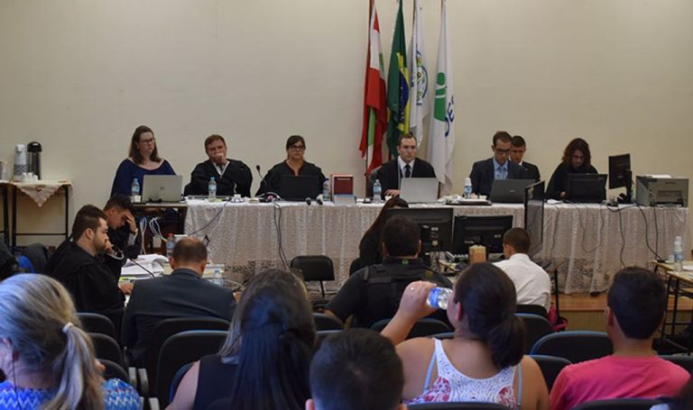 Diplomados da Unoesc atuam no júri mais longo da história de Herval d’Oeste