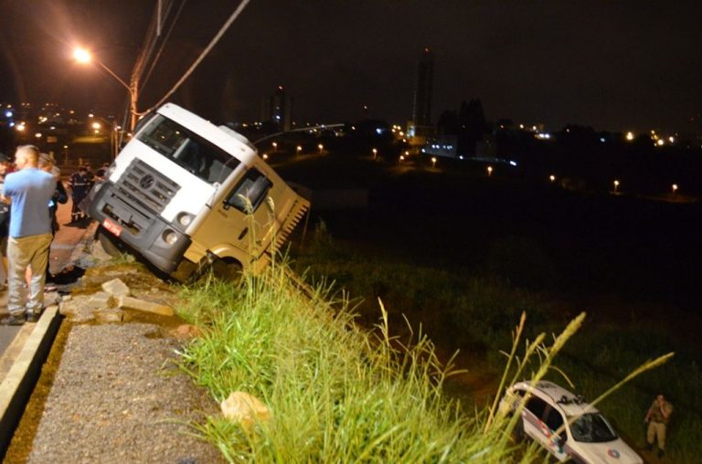 Motorista de caminhão provoca acidente durante perseguição em Caçador