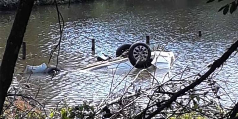 Veículo cai em açude em Brunópolis e família consegue se salvar
