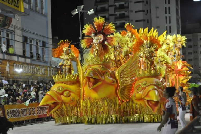 Aliança embala público com samba fácil de cantar, alegria e muito luxo
